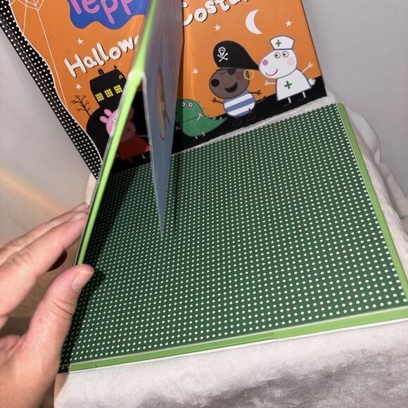 Peppa Pig & the Halloween Costume / Peppa Pig & The Vegetable Garden HARDBACKS - Picture 5 of 7